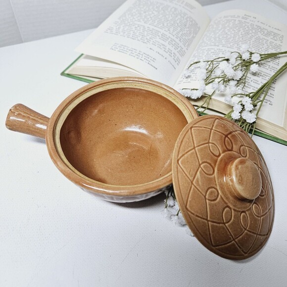 Vintage USA Stoneware Lidded Pottery Soup Chili Bean Crock Caramel Etched Handle - Picture 4 of 10